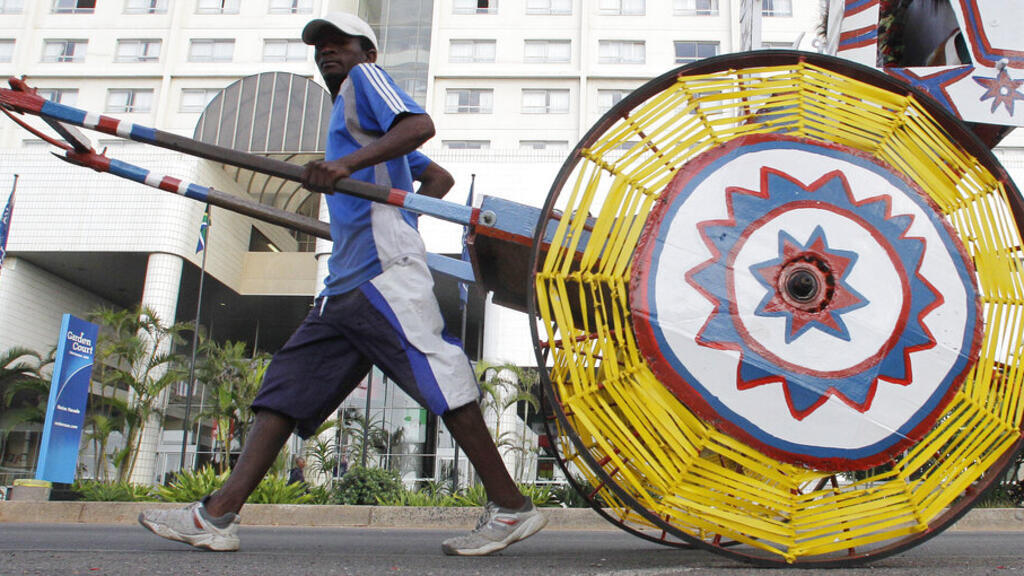 Un chauffeur de «rickshaw» marche le long de North Beach à Durban, en Afrique du Sud (image d'illustration).