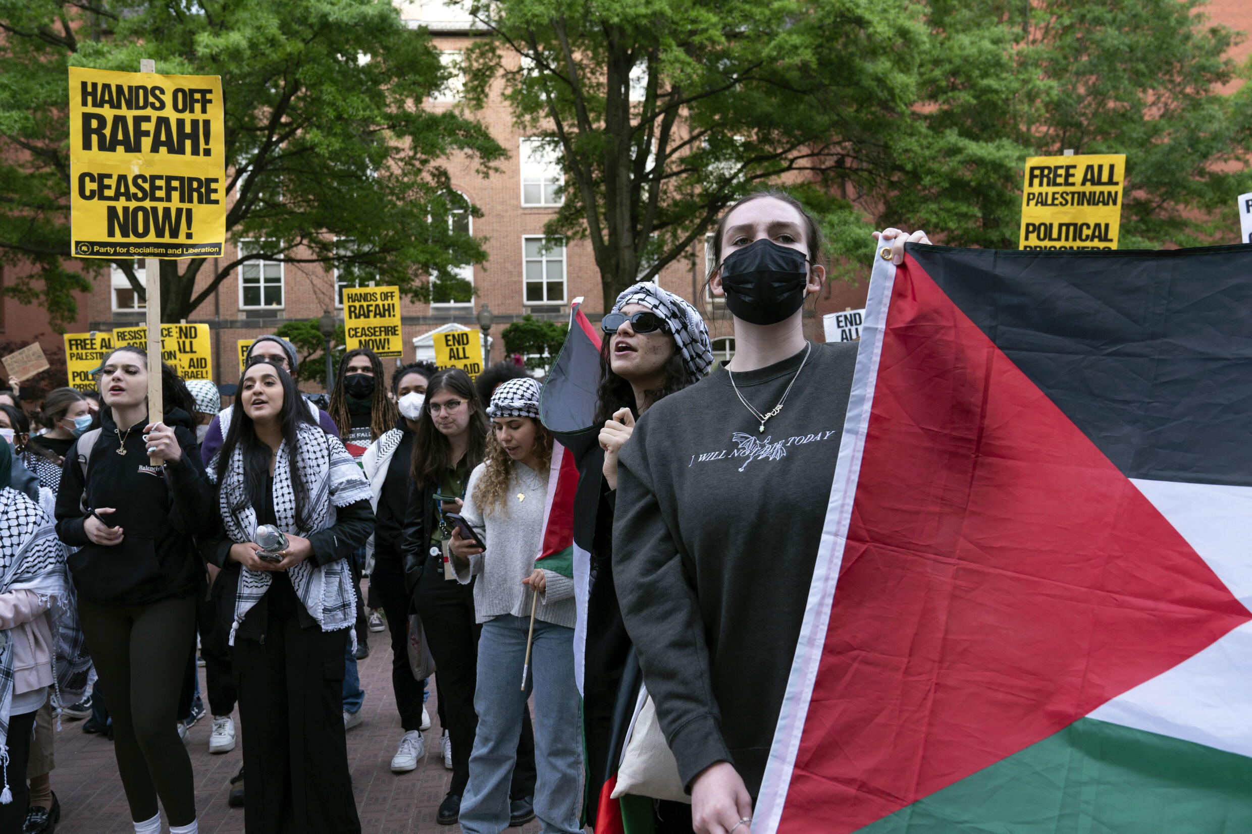 Estudiantes de la Universidad George Washington se concentran en el campus durante una protesta propalestina por la guerra entre Israel y Hamás el jueves 25 de abril de 2024, en Washington.