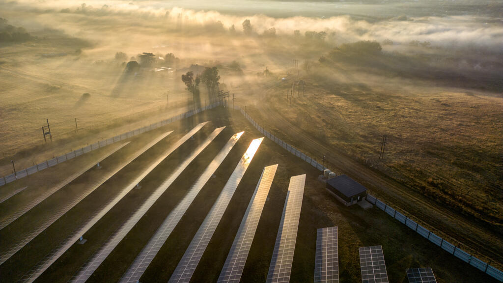 Vista aérea da usina solar fotovoltaica de Frankfort, em Frankfort, em 11 de maio de 2023. Frankfort faz parte do município de Mafube, onde os residentes são forçados a ficar no escuro depois que o Tr