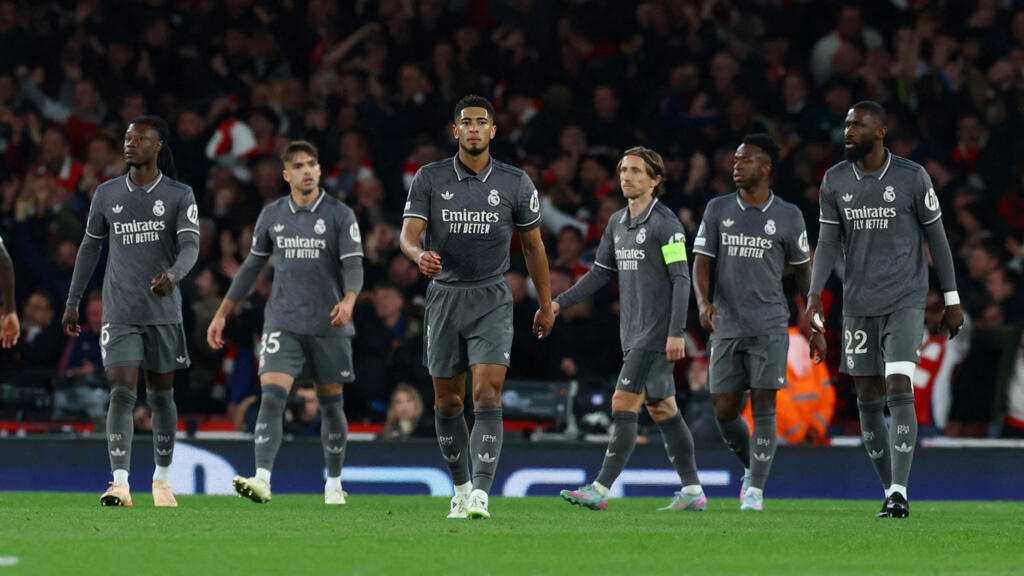 Jude Bellingham du Real Madrid avec ses coéquipiers semblent déprimés après le deuxième but de Declan Rice d'Arsenal, quart de final aller de la Ligue des champions, le 8 avril 2025.