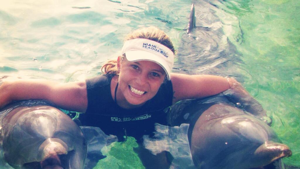 Cinthya Coutinho com golfinhos do Miami Seaquarium.