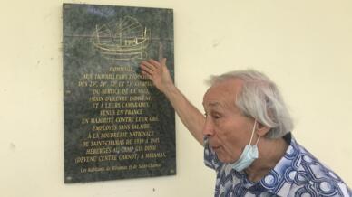 Ông Jacques Lemaire giới thiệu bia ghi công những người lính thợ Đông Dương trong Thế Chiến II gắn trên tường bảo tàng trong khu bảo tồn thiên nhiên Saint-Chamas.