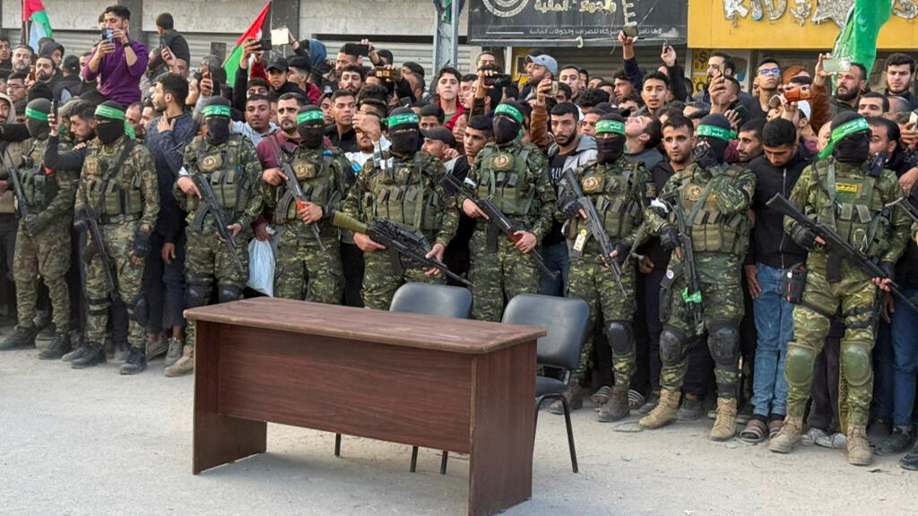 Des militants du Hamas palestinien montent la garde alors que des personnes se rassemblent avant la libération des otages, dans la ville de Gaza, le 19 janvier 2025. [Image d'illustration]