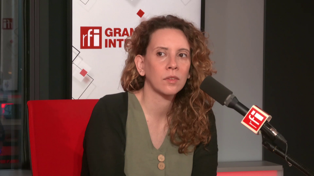 Fiore Longo, responsable de recherche et de plaidoyer au sein de l’ONG Survival International, dans le studio de RFI le 9 août 2024.