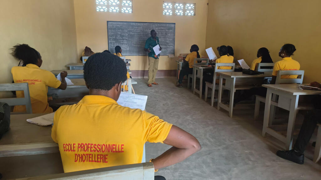 Séance de cours théorique à l'École Professionnelle d'Hôtellerie (EPH), au village Liton à 22 km au nord de Bangui, en janvier 2025.