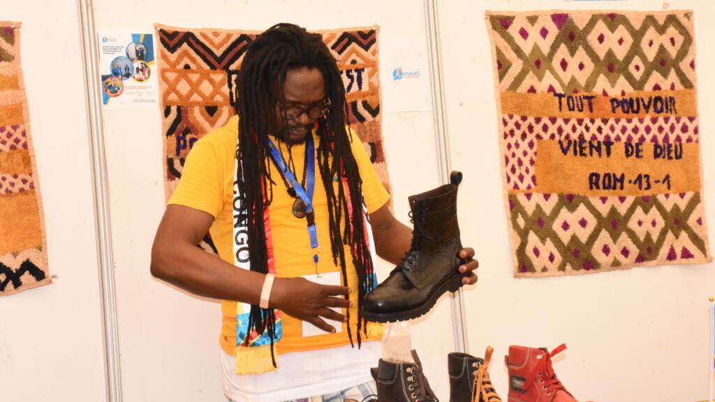 Joël Mokoto, artisan venu de la RDC expose ses produits en cuir à la Foire internationale de l'artisanat du Congo (FIAC), à Brazzaville, le 18 août 2022.