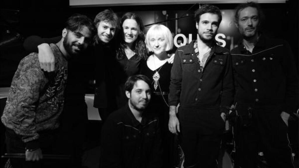 Clara Ysé & Kyrie Kristmanson avec tous leurs musiciens à RFI.