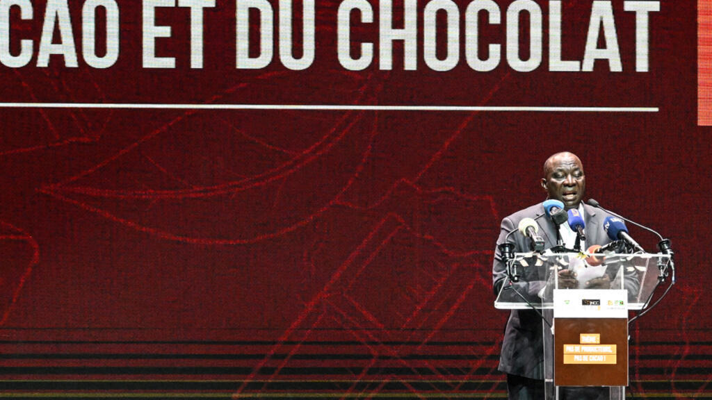 Le ministre ivoirien de l'Agriculture Kobenan Kouassi Adjoumani s'exprime lors de la journée nationale du cacao et du chocolat au parc des expositions d'Abidjan, le 30 septembre 2024. Le prix d'achat du cacao aux planteurs de Côte d'Ivoire, premier producteur mondial, a été fixé à 1 800 francs CFA (2,7 euros) le kilo, un montant record après une année où les cours mondiaux ont atteint des sommets, a annoncé le ministre de l'Agriculture le 30 septembre 2024.