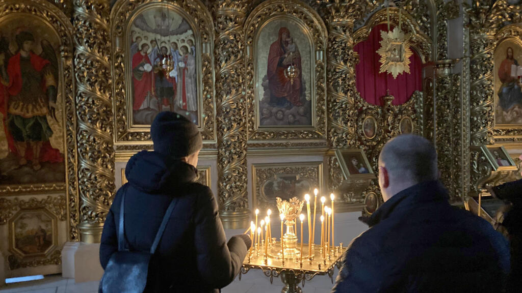 Comment tenir dans la guerre ? Beaucoup d’Ukrainiens croyants s’en remettent à Dieu, d’autres se plongent dans l’hyperactivité, les aumôniers militaires eux tentent de soulager les âmes. Ici à la cathédrale Saint-Michel de Kiev, on allume des cierges pour les morts et pour les vivants.