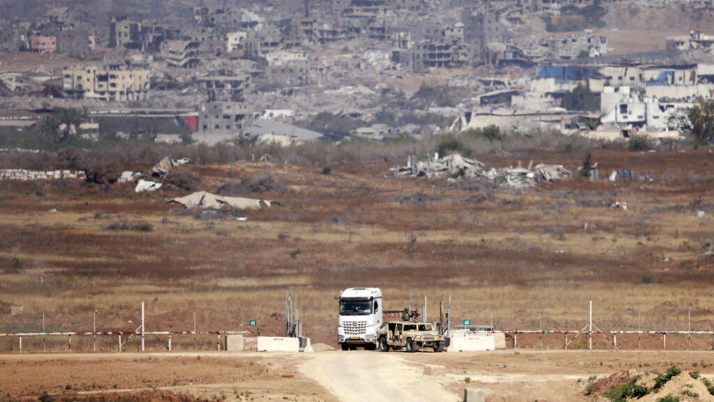 Veículos do exército israelense na fronteira de Israel com a Faixa de Gaza em 21 de maio de 2025, em meio à guerra contínua com o movimento militante palestino Hamas.