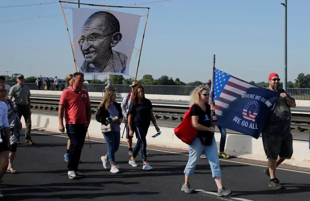 Protesta contra las medidas para frenar el coronavirus (COVID-19) en Düsseldorf, Alemania.