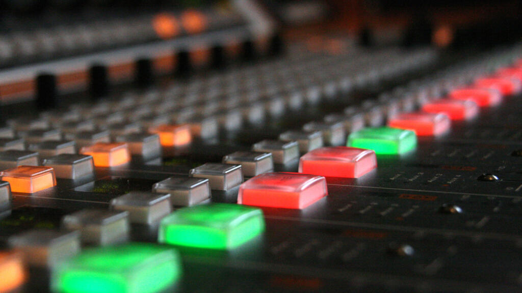 Les médias sont-ils devenus des instruments de partis politiques ?