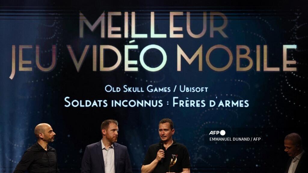 L'équipe d'Ubisoft Montpellier et d'Old Skull Games reçoit le prix Pégase du Meilleur Jeu Mobile pour 'Soldats Inconnus : Frères d'Armes' lors de la 5ème édition de la cérémonie de remise des prix Pégases au théâtre de La Cigale à Paris le 7 mars 2024.