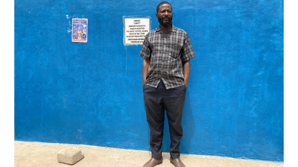 Ibrahim Bockarie, chargé de ressources naturelles à l’ONG Search for Common Ground, réclame justice pour les victimes du colonel Savage, 16 mars 2021, Kono, Sierra Leone.