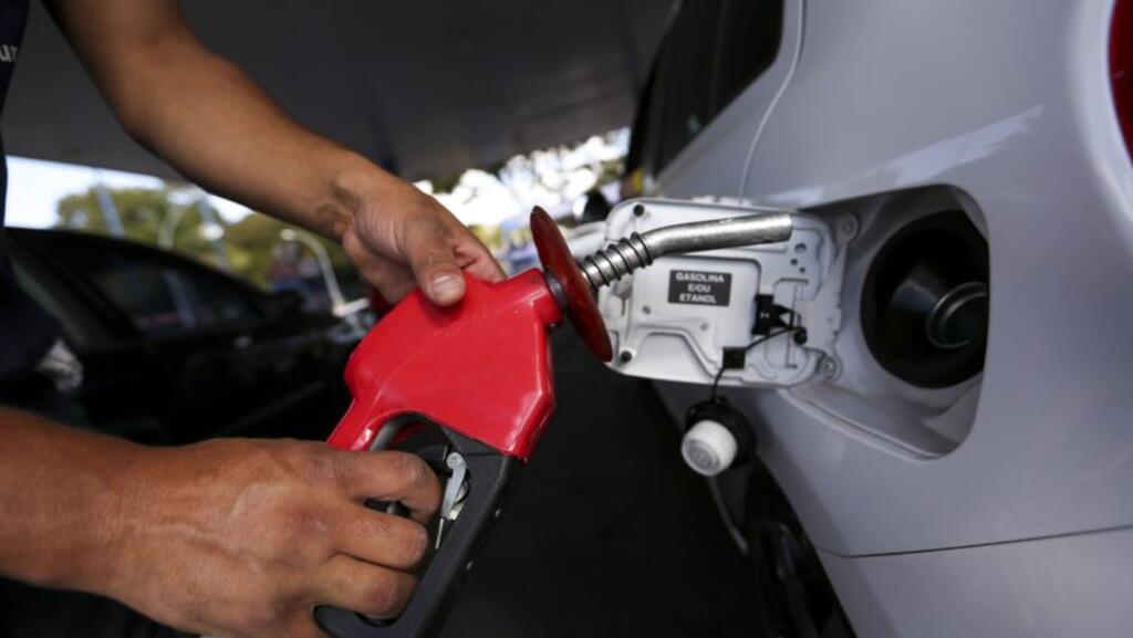 O preço da gasolina pela hora da morte atinge não apenas quem têm carro ou empresas que bancam o transporte de funcionários, mas uma cadeia de produção que depende do combustível, com impacto no valor de diversos produtos, e também na vida de milhares de brasileiros que nos últimos anos conseguiram se manter graças ao serviço de transporte por aplicativo.