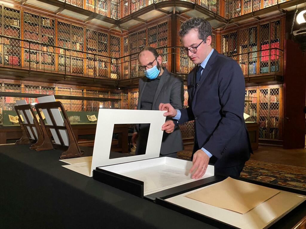 Le conservateur de la Morgan Library Philip Palmer fait découvrir pour la première fois à Thomas Rivière les pages du manuscrit de son arrière-grand-oncle, Antoine de Saint-Exupéry, le 1er février 2022 à New-York.