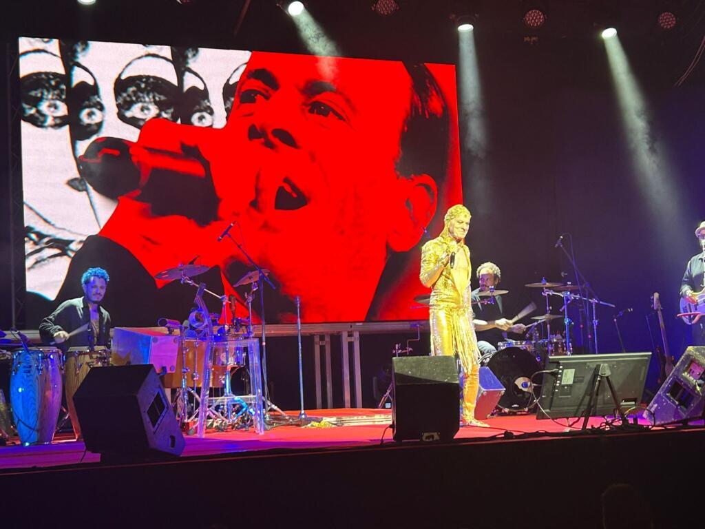 O cantor Ney Matogrosso durante apresentaçao do show "Bloco na Rua" na França.
