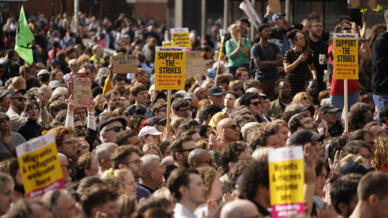 Des milliers de Britanniques sont descendus dans les rues de Londres samedi 1er octobre 2022 pour protester contre la crise du coût de la vie, brûlant parfois des factures alors que le gouvernement assume tant bien que mal sa politique budgétaire.