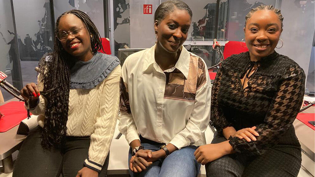 Aminata Thior, Diara Ndiaye et Kelly Njike, en studio à RFI pour Alors on dit quoi.