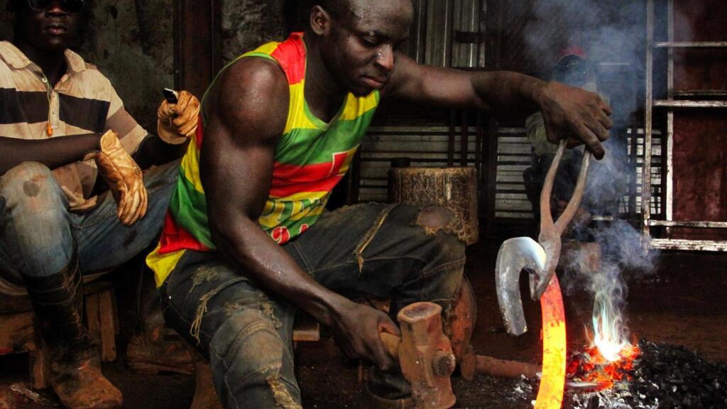 Un forgeron du quartier de l'Artisanat à Kamsar, en Guinée.