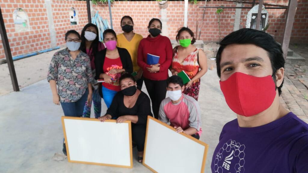 O professor brasileiro João Veríssimo e atrás, os colaboradores que dão aulas a alunos do ensino fundamental.