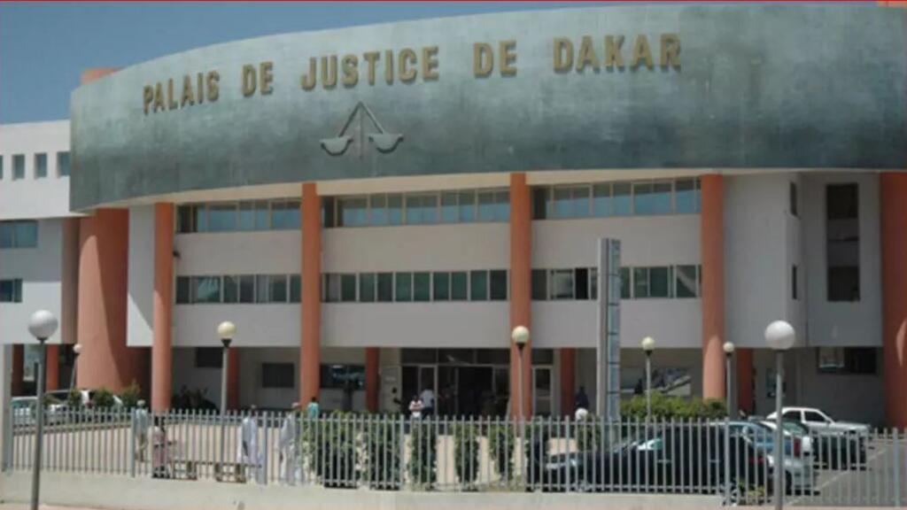 Sénégal: un jeune homme arrêté pour avoir déchiré une photo du président et l'avoir publié sur les réseaux sociaux