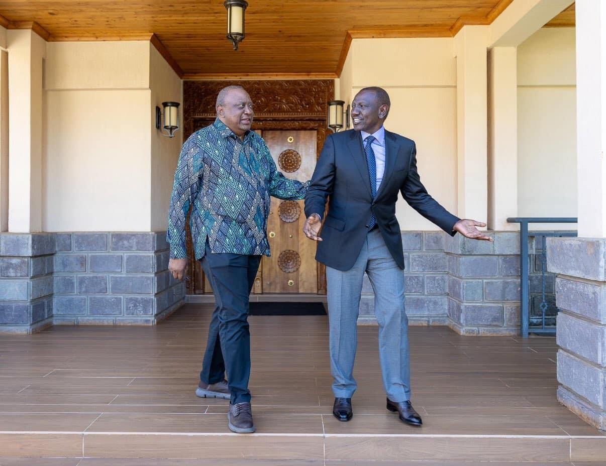 Rais mstaafu wa Kenya Uhuru Kenyatta (kushoto) na Rais William Ruto (kulia). Picha kwa hisani ya Ikulu ya Nairobi 9 Disemba 2024