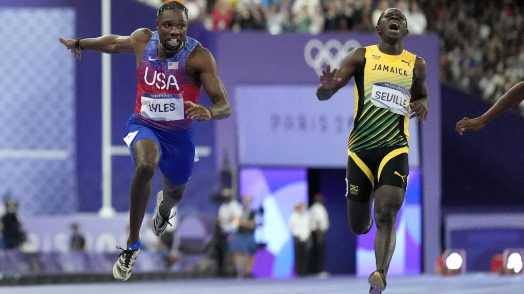 Noah Lyles, des États-Unis, célèbre sa victoire dans la finale du 100 mètres masculin aux Jeux olympiques d'été de 2024, le dimanche 4 août 2024.