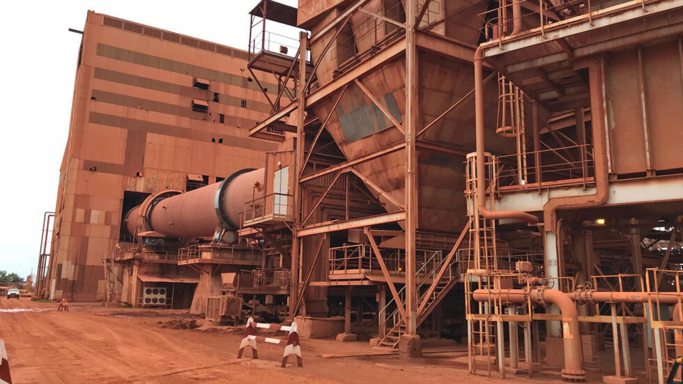 Guinée Mamadi Doumbouya veut que la bauxite soit transformée dans le pays