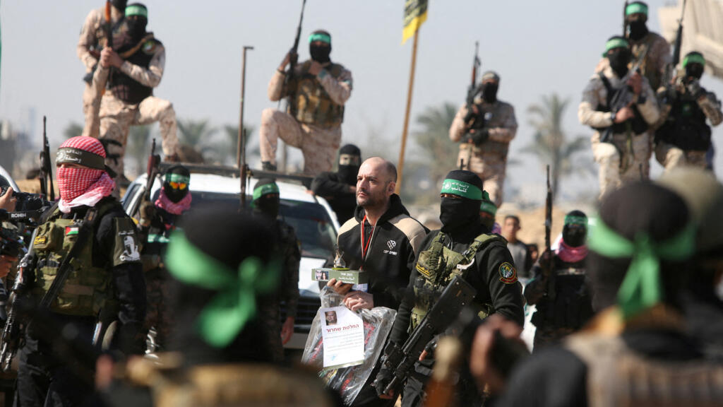 Iair Horn, un otage détenu à Gaza depuis l'attaque meurtrière du 7 octobre 2023, est escorté par des militants palestiniens du Hamas et du Jihad islamique à Khan Younès, dans le sud de la bande de Gaza, le 15 février 2025. (Image d'illustration)