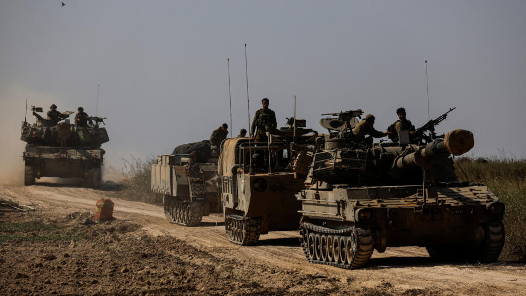 Soldados israelenses se deslocam com suas unidades de artilharia em direção à fronteira com a Faixa de Gaza, em 3 de novembro de 2023.
