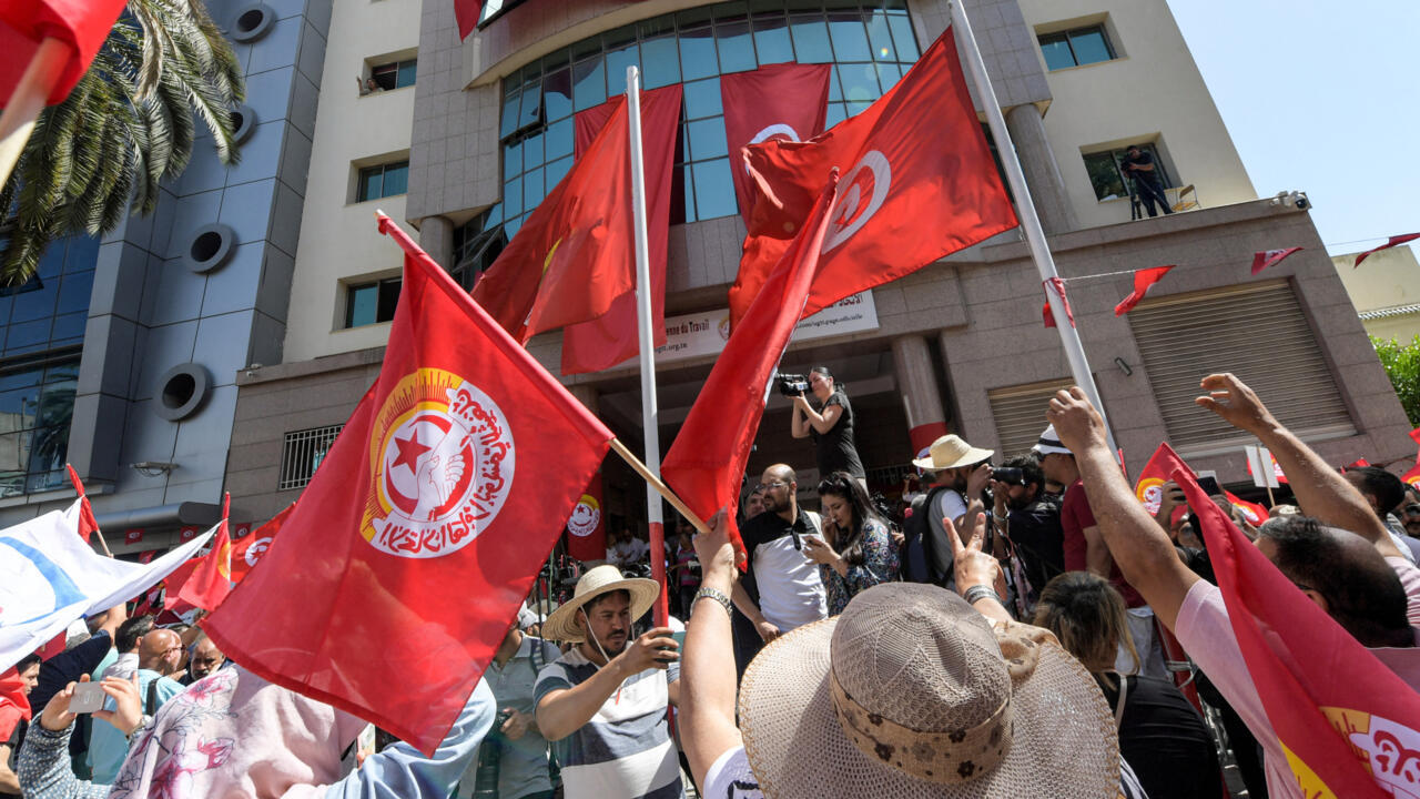 Tunisie: la centrale syndicale UGTT mobilise dans la rue et alerte sur Tunisie: la centrale syndicale UGTT mobilise dans la rue et alerte sur
