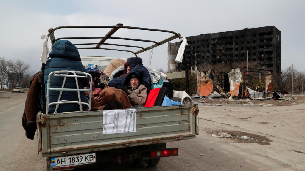 Des habitants quittent la ville de Marioupol (Ukraine), le 17 mars 2022. (Image d'illustration)