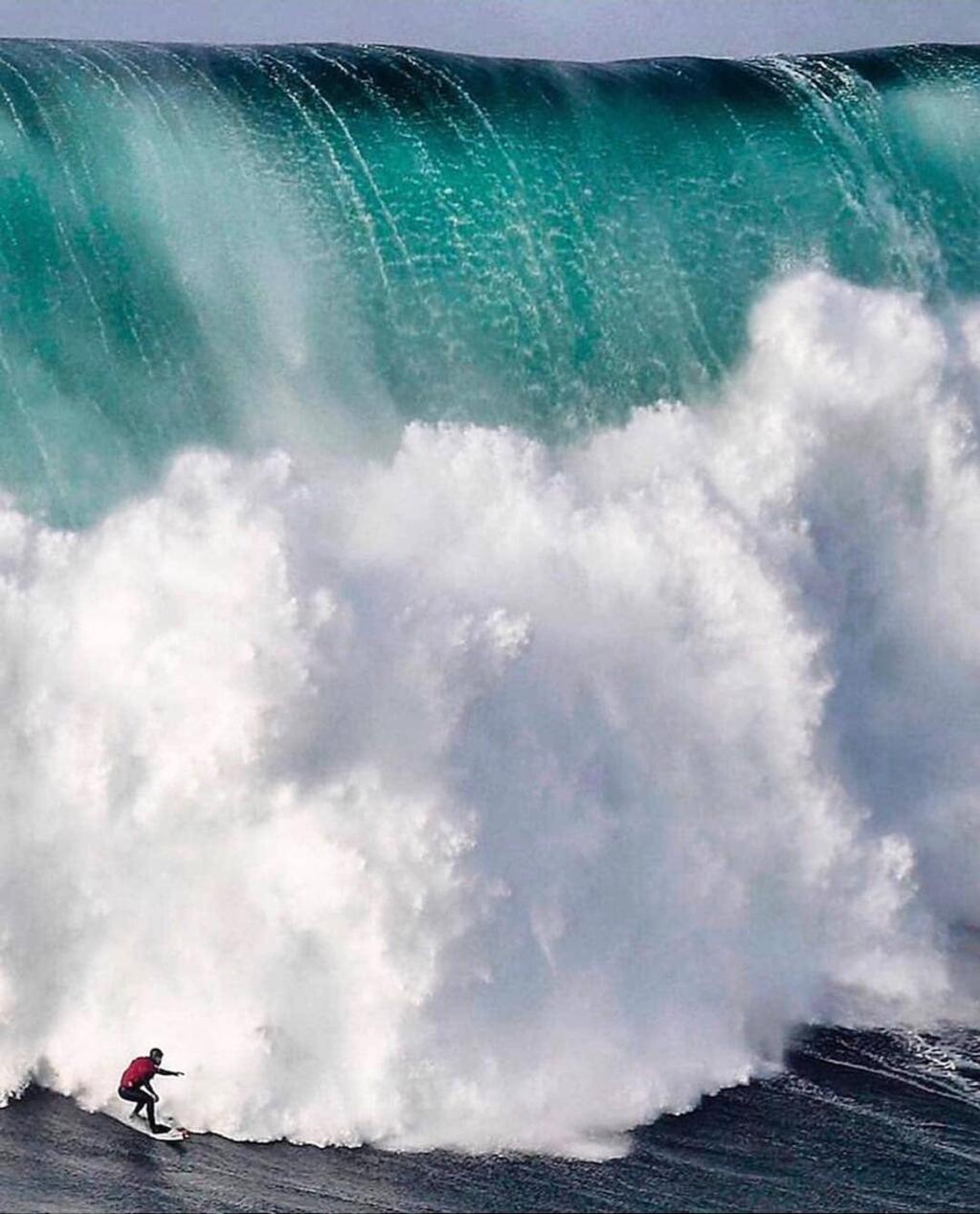O surfista brasileiro Marcelo Luna em ação nas ondas gigantes de Nazaré