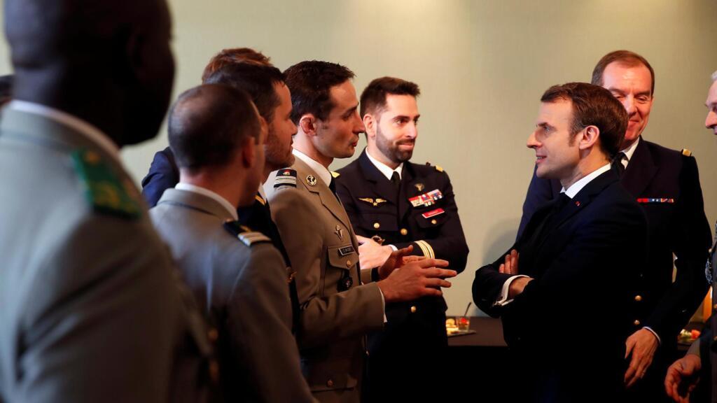 Le président français Emmanuel Macron rencontre des officiers à l'Ecole militaire, à Paris, le 7 février 2020.