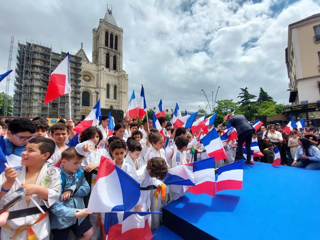 Bain de foule pour Teddy Riner, onze fois champion du monde et trois fois champion olympique, dont le palmarès impressionne autant que le gabarit.