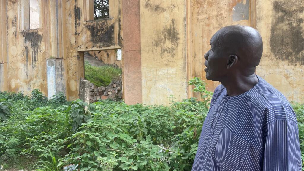 Mamadou Kandji devant l'amphithéâtre en ruines de l'École normale William Ponty à Sébikotane.