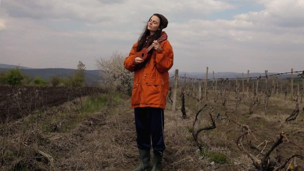 Valeria Stoica este o artistă născută în Republica Moldova, în orașul Nisporeni. Aici, "la legat de vie", la tata în gradină.