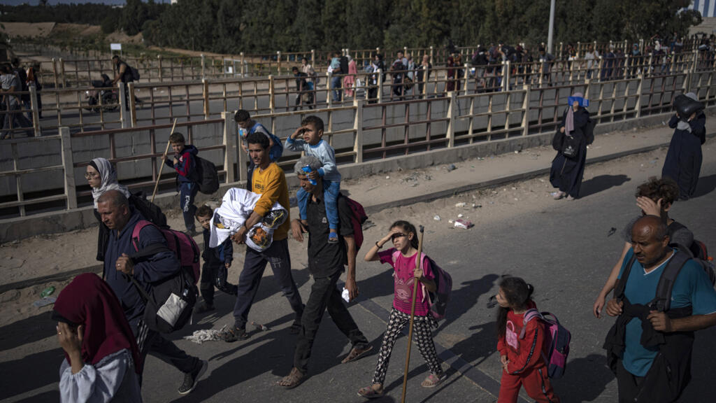 Des Palestiniens partent en direction du sud de la bande Gaza, le 10 novembre 2023.
