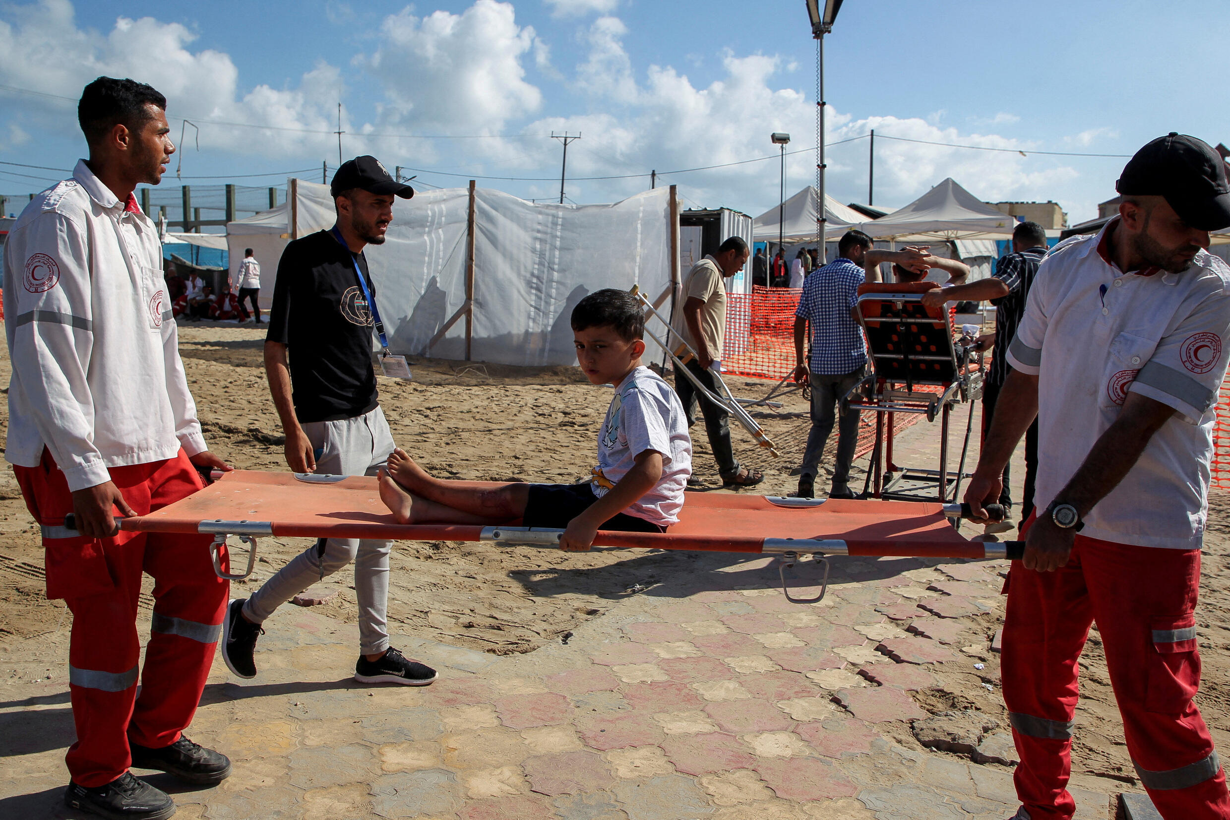 Paramédicos llevan a un niño palestino herido en un ataque israelí a un hospital de campaña en Rafah, dans le sud de la bande de Gaza, le 30 mai 2024.