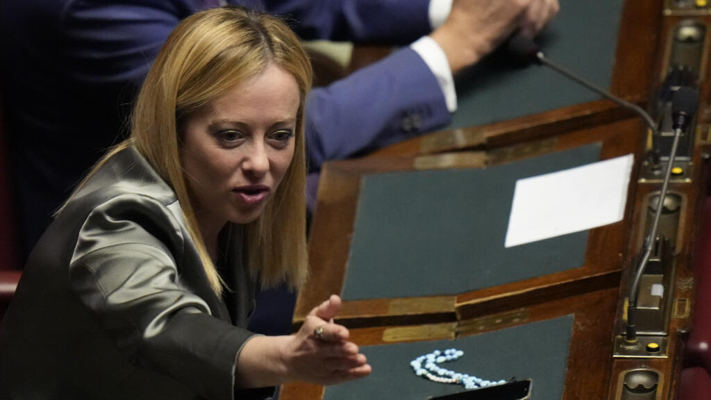 Leader du parti Fratelli d'Italia, Giorgia Meloni devient la première femme présidente du Conseil italien.
