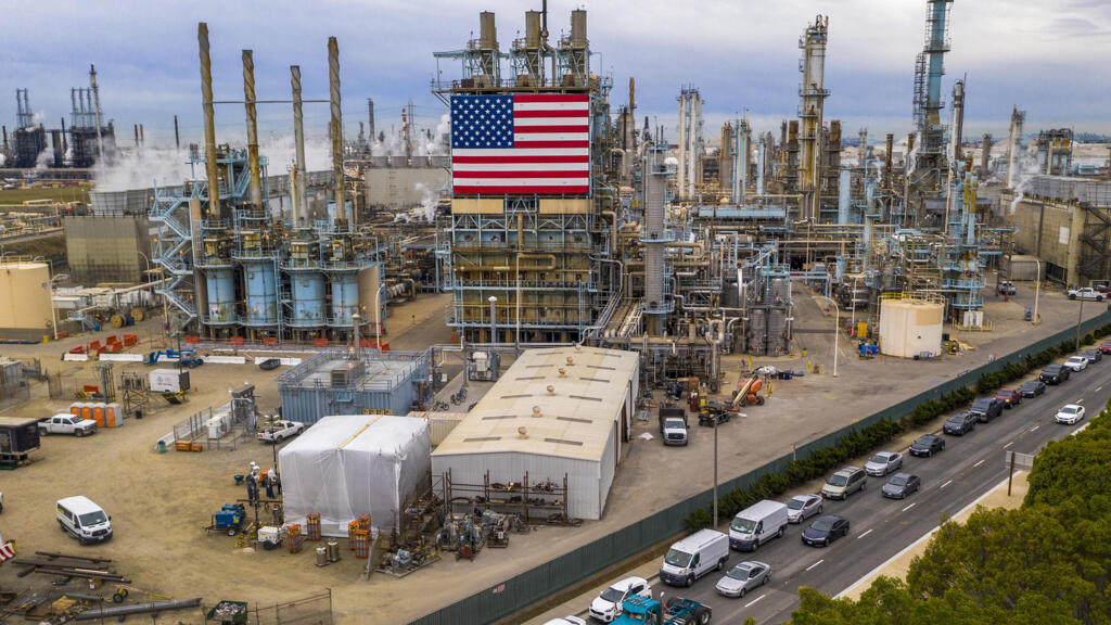 Aux États-Unis, les majors pétrolières réduisent leurs effectifs malgré une production record de plus de 13 millions de barils par jour.