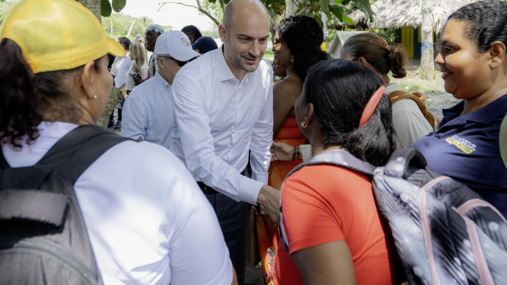 El jefe de la diplomacia de Francia, Jean-Noël Barrot, estrecha la mano de personas en Puerto Antioquia, en el Golfo de Urabá, departamento de Antioquia, Colombia, el 8 de noviembre de 2025.