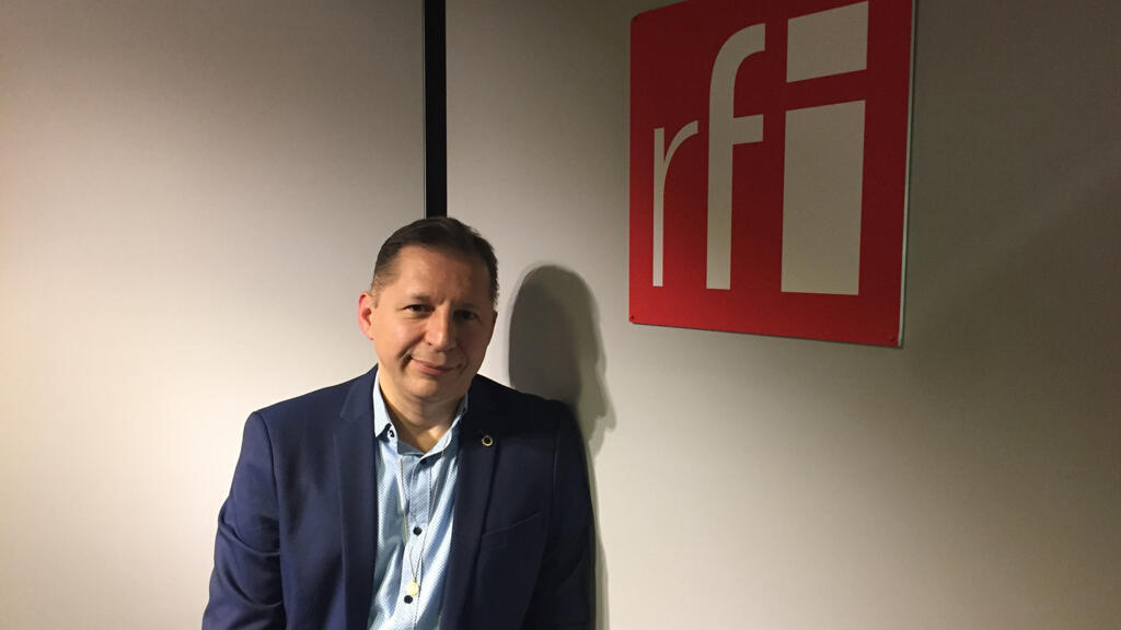 Olivier Cachin en studio à RFI.