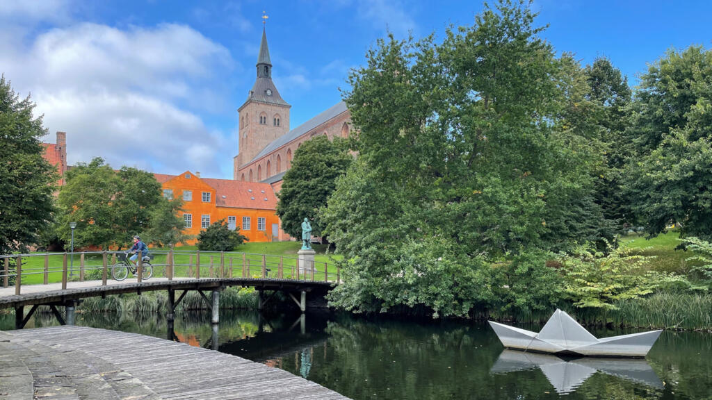 Dans le parc Andersen d’Odense, trône une statue de l’immense écrivain et des sculptures évoquant ses contes les plus célèbres.