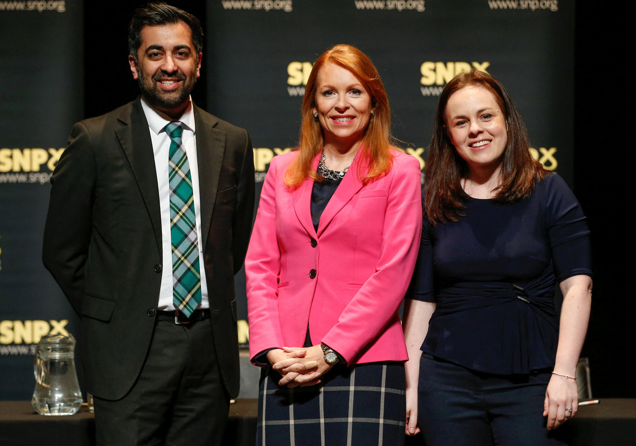 Los tres candidatos a la sucesión de Nicola Sturgeon: Humza Yousaf (I), Ash Regan (C) y Kate Forbes (D) en ocasión de un debate el 12 de marzo de 2023 en Aberdeen, Escocia