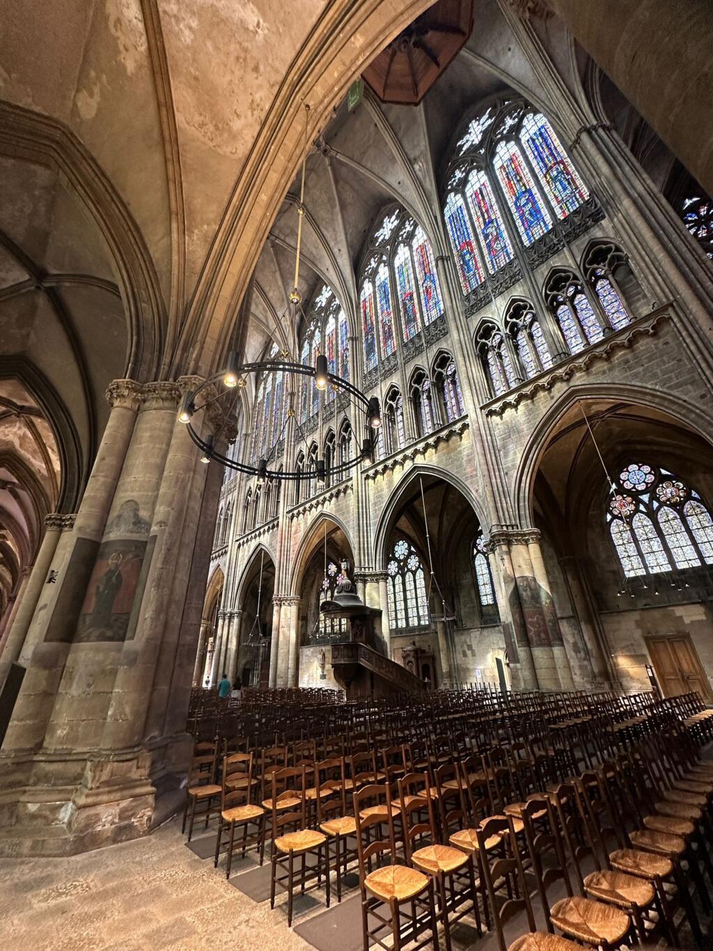 Catedral de Metz, na França, por dentro.