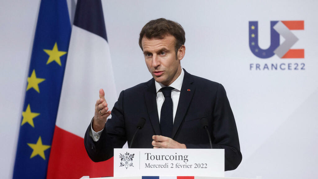 Le président français Emmanuel Macron, lors d'une conférence de presse à Tourcoing, dans le nord de la France, le 2 février 2022.