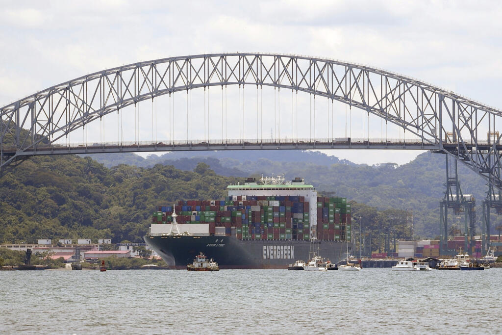 Un porte-conteneurs passe par le canal de Panama, en août 2023.