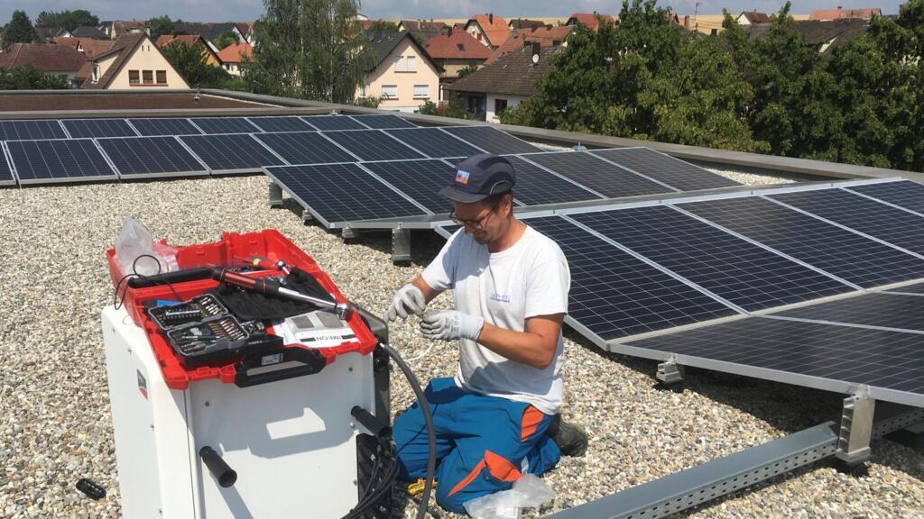 Pour répondre à son sentiment d’urgence climatique, Viktor Veeser a décidé en 2018 de reprendre des études afin de pouvoir installer des panneaux solaires de ses propres mains. Alsace, juin 2023.